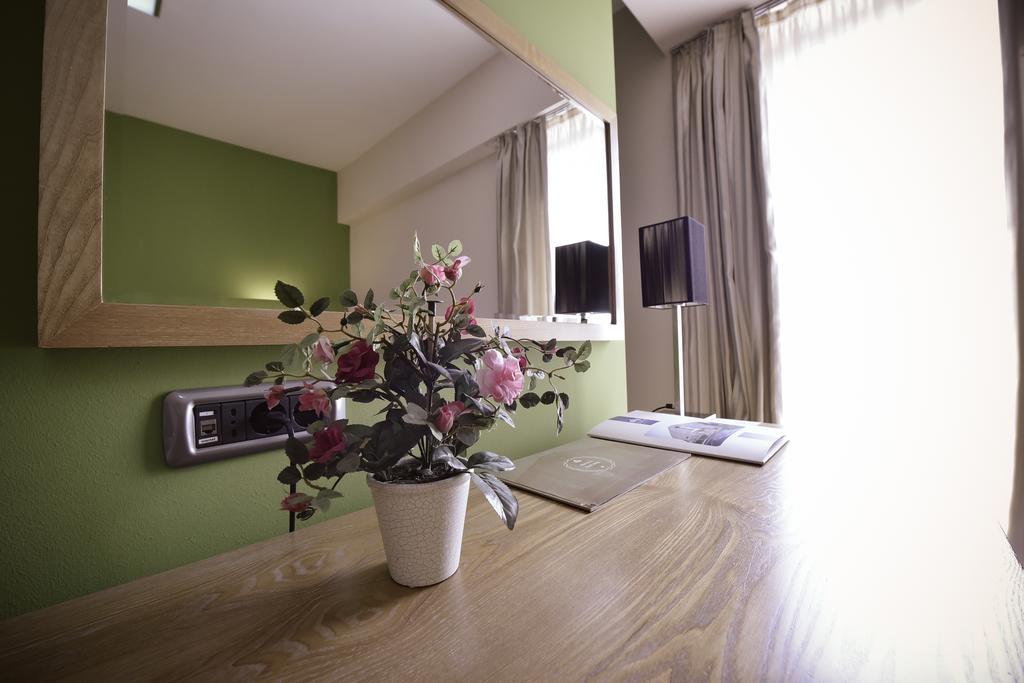 City Hotel Podgoriţa Cameră foto