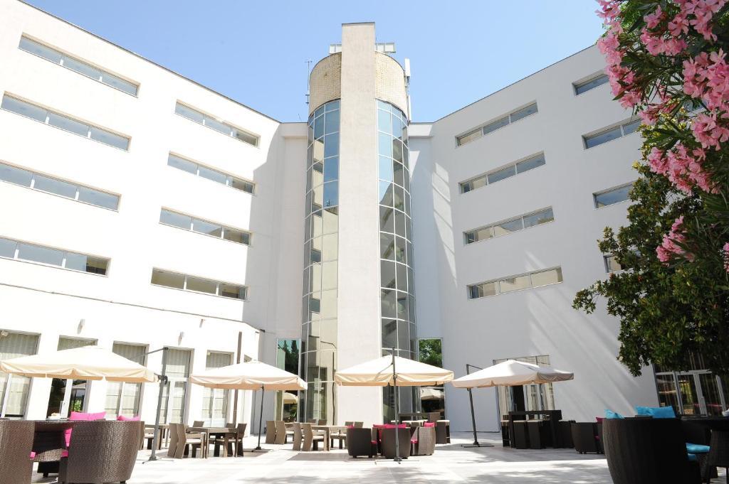 City Hotel Podgoriţa Exterior foto