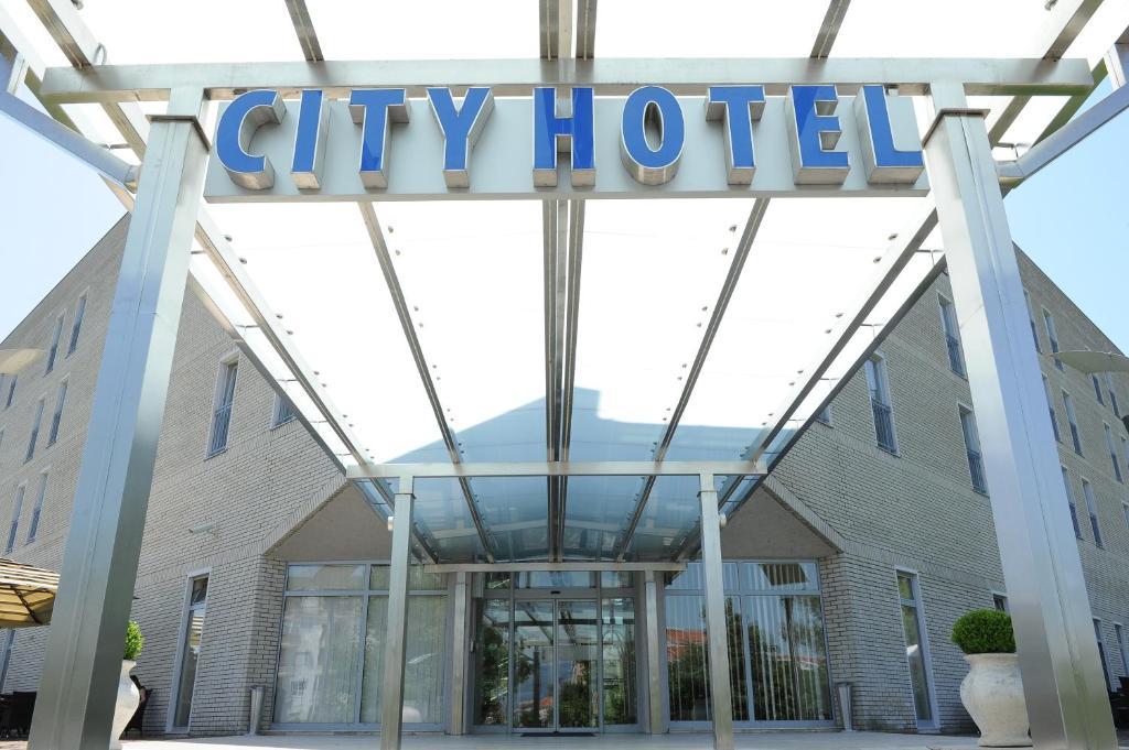 City Hotel Podgoriţa Exterior foto