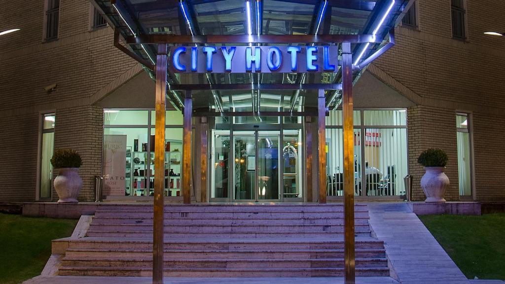 City Hotel Podgoriţa Exterior foto