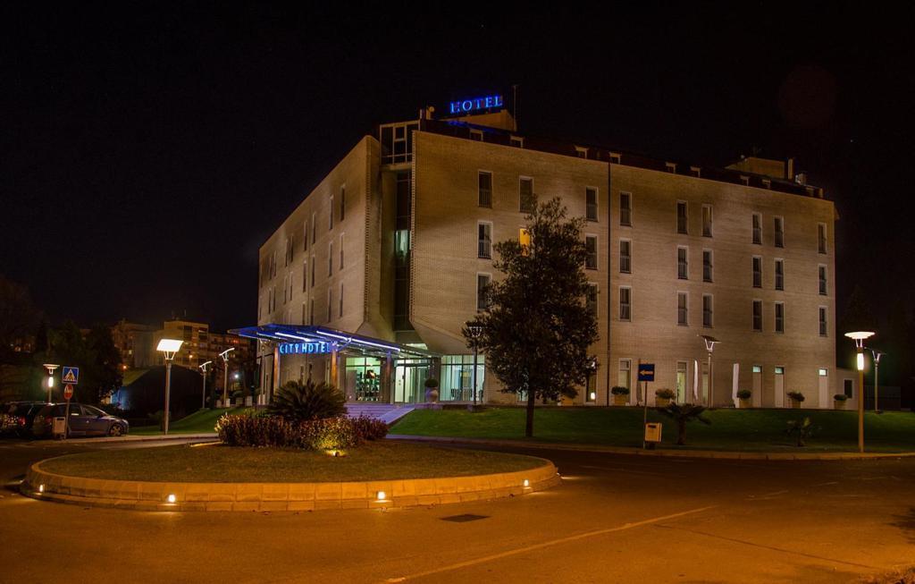City Hotel Podgoriţa Exterior foto